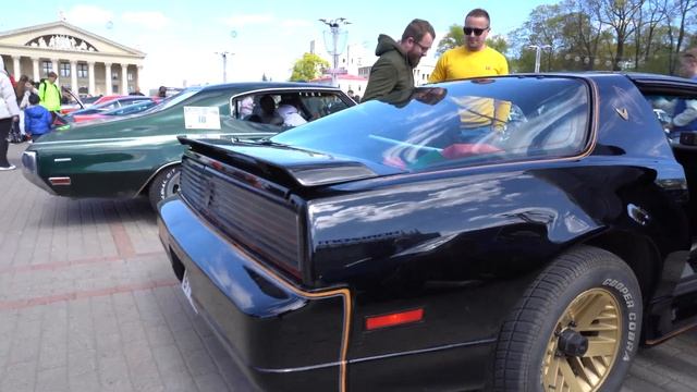 Ретро Минск 2023 Pontiac 350 звук двигателя. Фестиваль в Минске. Октябрьская площадь в Минске обзор смотреть онлайн