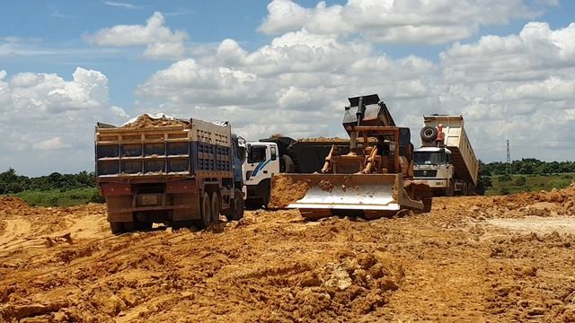 Extreme Truck unloading soil bulldozer KOMATSU D60 Pushing смотреть онлайн