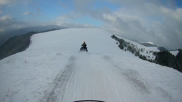 Чуть не перевернулся на снегоходе в Буковеле 2018 часть 1 смотреть онлайн