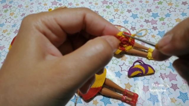 МК СУМОЧКА КРЮЧКОМ ДЛЯ КУКЛЫ БАРБИ./ВЯЖЕМ ОДЕЖДУ ДЛЯ КУКОЛ КРЮЧКОМ И СПИЦАМИ. смотреть онлайн