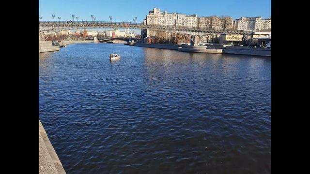 Внедорожник упал в Москву-реку смотреть онлайн