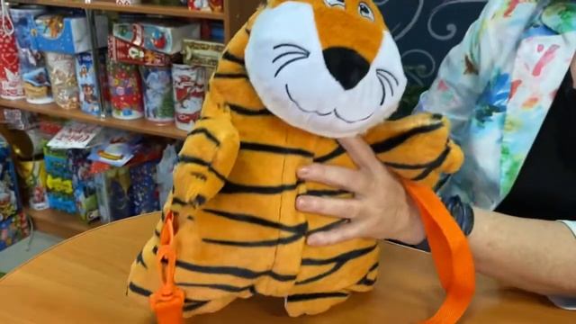Рюкзак на одно плечо Кристофер - сладкий детский Новогодний подарок в мягкой упаковке-игрушке смотреть онлайн