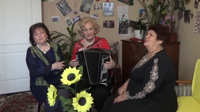 У дуба старого трава не скошена, Варя, Люда и Валя снова поют для своих поклонников. смотреть онлайн