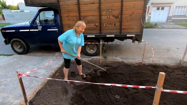 Как сделать цветочную клумбу перед домом своими руками в Аргентине.Часть 3 смотреть онлайн