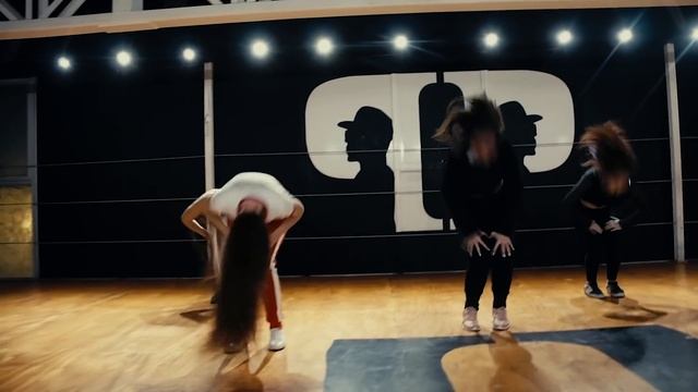 SIN PIJAMA- BECKY G, NATTI NATASHA/ COREOGRAFÍA ALINE OSORIO смотреть онлайн