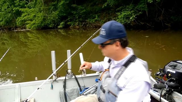 Redneck 101 - Hooking a Fish Head for Catfish Bait смотреть онлайн