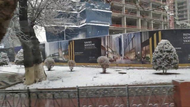 Зимний Ташкент. Поездка на 93 автобусе от Рисового базара до Юнусабада в снегопад. смотреть онлайн