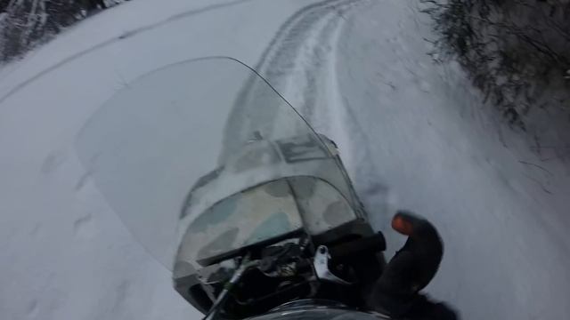 Ездим на снегоходе Буран 640АЕ. По старой накатке. смотреть онлайн