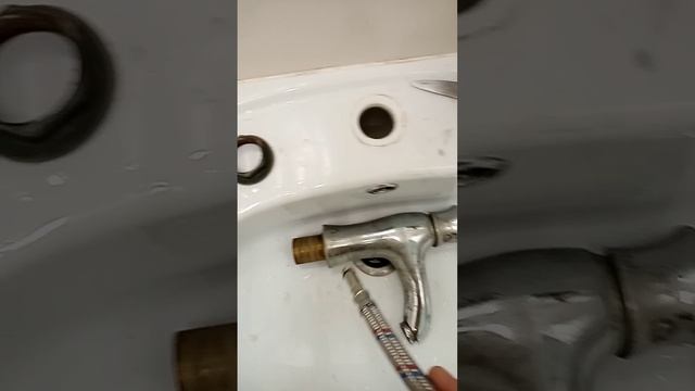 Как заменить гибкую подводку к смесителю смотреть онлайн