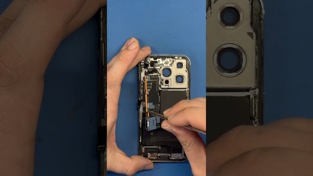 ПОДОРОЖНИКА не было, пришлось ЛЕЙКОПЛАСТЫРЕМ?iPhone 14 Pro замена крышки #shorts смотреть онлайн