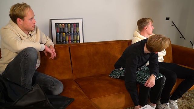 BANKZITTERS KOPEN VOOR €10.000 AAN CADEAUS VOOR ELKAAR смотреть онлайн