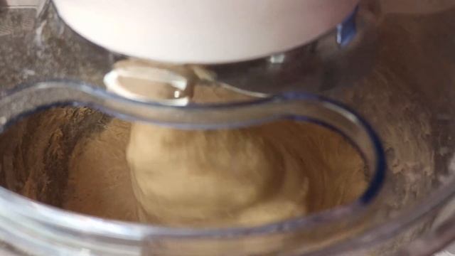 Процесс замешивания теста с помощью Polaris PKM 1101 смотреть онлайн