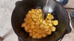 Жареная картошка в казане. Картошка с луком.