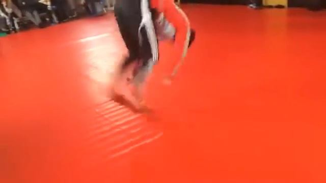 Кувырок назад с выходом в стойку