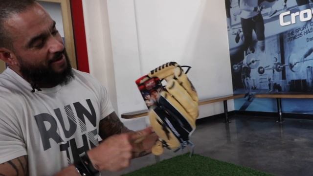 FIELD READY IN ONE DAY...HOW TO BREAK IN A BASEBALL GLOVE IN ONE DAY (INFIELD GLOVE) смотреть онлайн