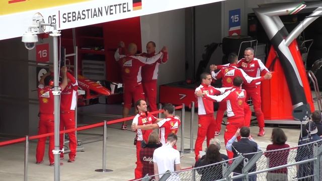 Разминка механиков Ferrari. По ТВ такое не покажут смотреть онлайн