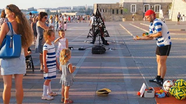 Жонглёр шариками на набережной в Севастополе. 2015 г. - Juggler balls on the seafront in Sevastopol смотреть онлайн