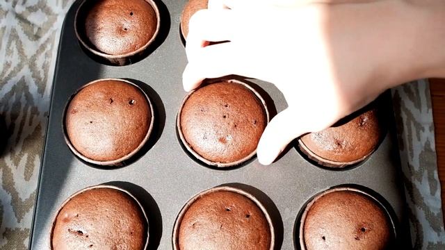 Шоколадно-кофейные капкейки с кремом из рикотты || Cupcakes choco strawberry || Elena Stasevich HM смотреть онлайн