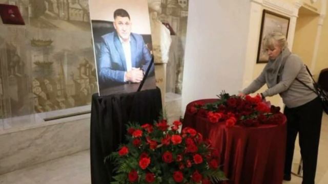 ЖЕНА И СЫН С ТРУДОМ СТОЯЛИ У ГРОБА... Шокирующие фото с похорон Сергея Пускепалиса взорвали сеть! смотреть онлайн