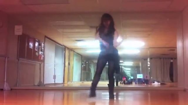 Trouble Maker HyunSeung and Hyuna dance steps by FDS.flv смотреть онлайн