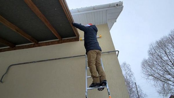 КАК Повесить УЛИЧНУЮ ГИРЛЯНДУ. Наш способ крепления на фасад гирлянды.