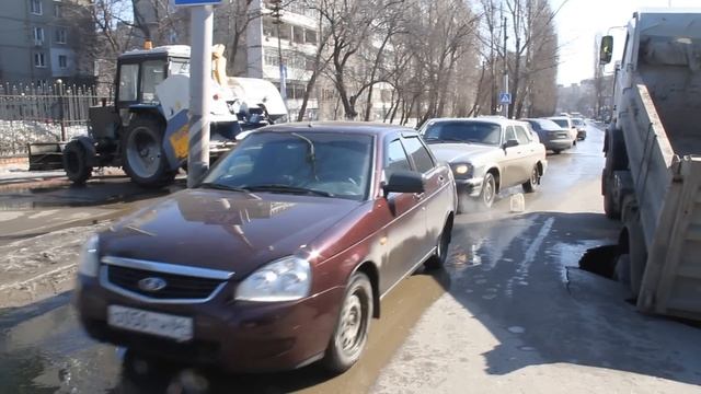Саратов. Самосвал провалился в улицу смотреть онлайн