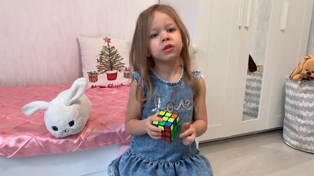 Кубик Рубика собирает девочка 4 года смотреть онлайн