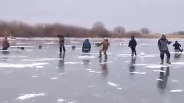 ТАНЦЫ НА ЛЬДУ ВИДЕО ПРИКОЛЫ НА ЗИМНЕЙ РЫБАЛКЕ 2017 2018 ПЕРВЫЙ ЛЕД ОТКРЫТИЕ ЗИМНЕГО СЕЗОНА РЫБАЛКА смотреть онлайн