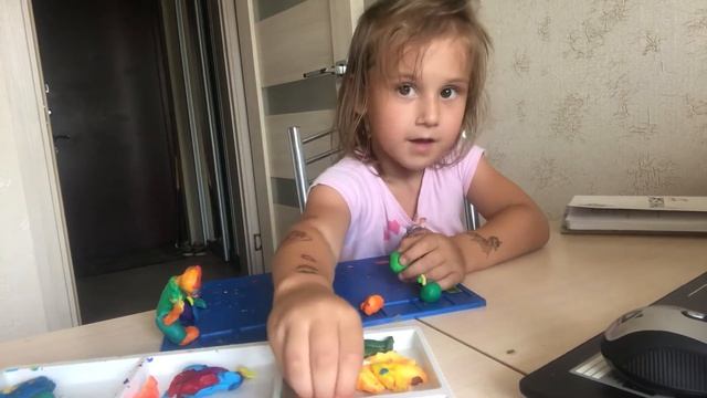 Арина лепит фрукты из пластилина смотреть онлайн