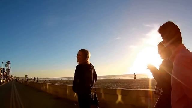 Дарить розы случайным девушкам повод улыбнуться/ A Reason To Smile