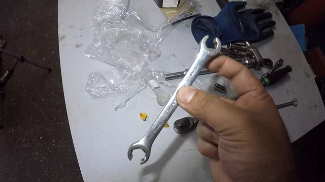 Toyota Sienna brake fluid leaking | Replacing drum brake wheel cylinders смотреть онлайн