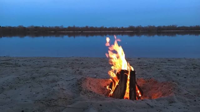Шум костра у реки и звуки ночного леса/The sound of a campfire by the river and the sounds of fores смотреть онлайн