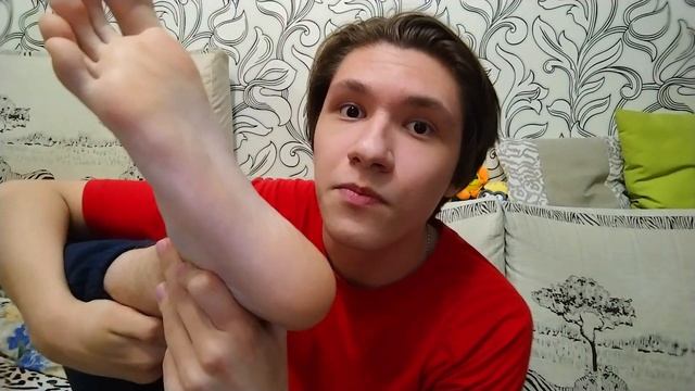 облизываю пятку на ноге