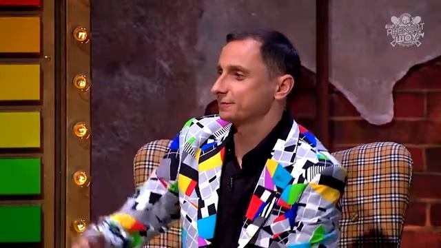 Михаил Галустян пытается удобно сесть на диван!) Командный дух рыжего дивана!) смотреть онлайн