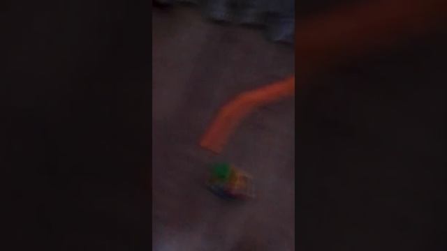 кровать на полу из игрушек играем на ней и бегаем смотреть онлайн