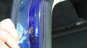 Отвалилась закладная гайка газового упора багажника!