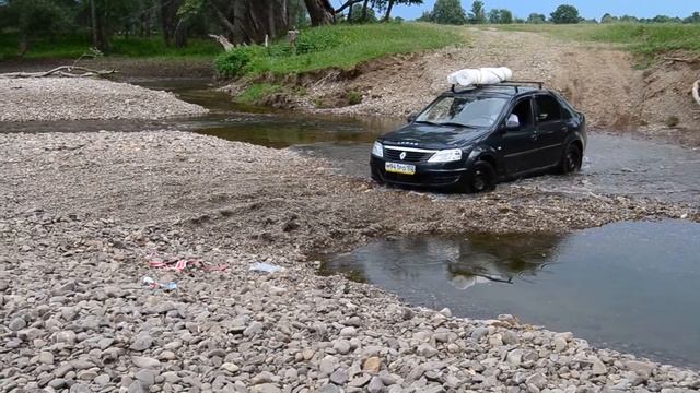 На Логане по речке)) Без помощи УАЗика никак)) смотреть онлайн