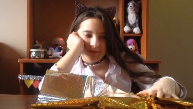 100 СЛОЁВ ОБЁРТОЧНОЙ БУМАГИ || ЗАПАКОВЫВАЕМ ПОДАРОК ПОДРУГЕ НА ДР? смотреть онлайн