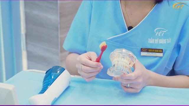 Quy Trình Vệ Sinh Răng Miệng Đúng Cách Tại Nhà | Nha Khoa Dr Hoàng Tuấn смотреть онлайн