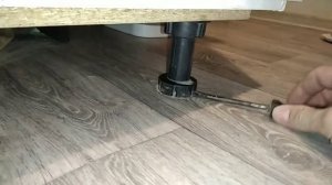 Ножки кухни, регулировка, все просто.