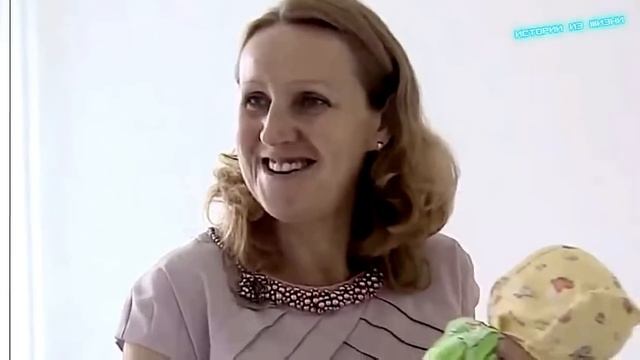 В 51 год она родила ТРОЙНЮ и впервые стала мамой. Теперь молодую маму ОСУЖДАЕТ весь Интернет!