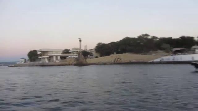 Набережная в Севастополе видео замечательный вид с моря. Прогулка на яхте. смотреть онлайн