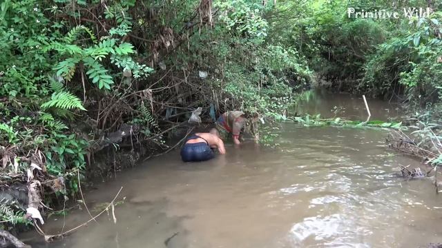 100 Days Survival Drag The Monster Under River - Amazing Fishing Technology Catch A Lot Of Fish смотреть онлайн