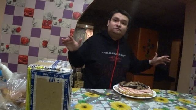 Приготовление колбасно сырно шпротного бутерброда с жареными куриными яйцами