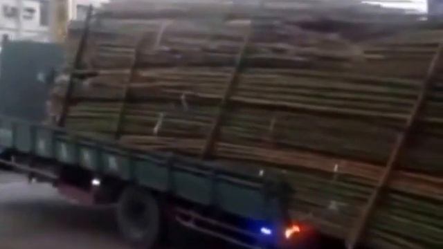 Jokes. Humour. Way of fast unloading of the truck.) Приколы. Способ быстрой разгрузки грузовика смотреть онлайн