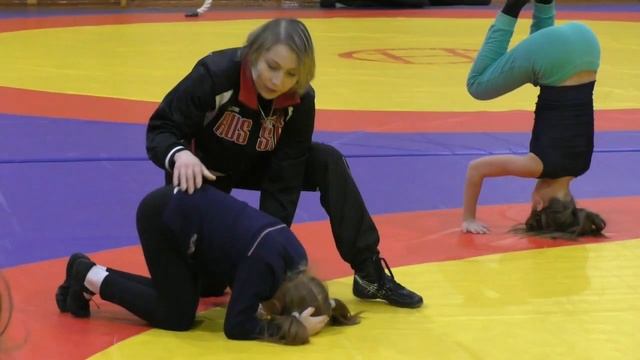 Обучение. Как правильно стоять на голове. смотреть онлайн