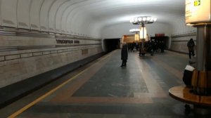 Станция метро Тракторный завод минского метрополитена, в такое время мало людей