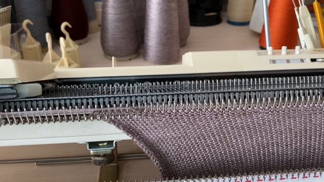 Капор на вязальной машине BROTHER смотреть онлайн