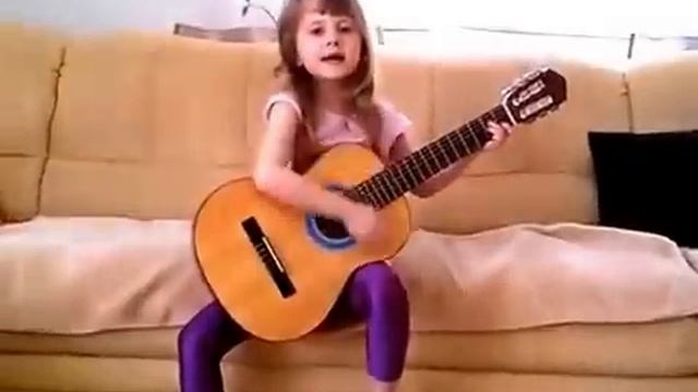 . Маленькая девочка КЛАССНО ПОЁТ и ИГРАЕТ на гитаре! смотреть онлайн