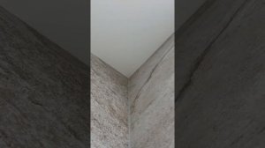 Бесщелевое примыкание натяжного потолка к мебели и парящему профилю.